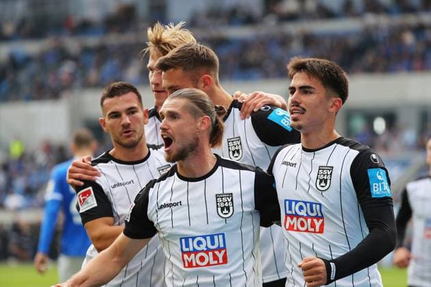 27.10.2024, xtvx, Fussball 2.Bundesliga, SV Darmstadt 98 - SSV Ulm 1846 emspor, v.l. Goal scored, Tor zum 1:1 Aaron Keller (SSV Ulm 1846) Torjubel, Goal celebration, celebrate the goal, celebrates scoring Dennis Chessa (SSV Ulm 1846) Aaron Keller (SSV Ulm 1846) (DFL DFB REGULATIONS PROHIBIT ANY USE OF PHOTOGRAPHS as IMAGE SEQUENCES and or QUASI-VIDEO) Darmstadt