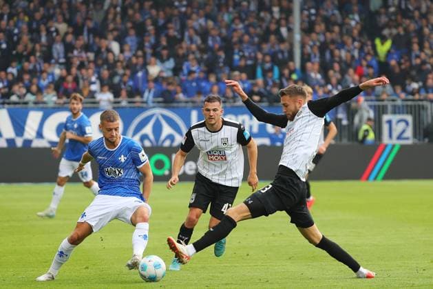 27.10.2024, xtvx, Fussball 2.Bundesliga, SV Darmstadt 98 - SSV Ulm 1846 emspor, v.l. Zweikampf, Duell, duel, tackle, compete Fabian Nuernberger (SV Darmstadt 98) Julian Kudala (SSV Ulm 1846) (DFL DFB REGULATIONS PROHIBIT ANY USE OF PHOTOGRAPHS as IMAGE SEQUENCES and or QUASI-VIDEO) Darmstadt