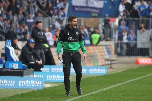 27.10.2024, xgox, Fussball 2. Bundesliga, 1. FC Magdeburg - Hannover 96 emspor, v.l. Stefan Leitl (Hannover, Trainer) gibt Anweisungen, gestikuliert mit den Armen, gesticulate, gives instructions (DFL DFB REGULATIONS PROHIBIT ANY USE OF PHOTOGRAPHS as IMAGE SEQUENCES and or QUASI-VIDEO) Magdeburg