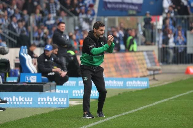 27.10.2024, xgox, Fussball 2. Bundesliga, 1. FC Magdeburg - Hannover 96 emspor, v.l. Stefan Leitl (Hannover, Trainer) gibt Anweisungen, gestikuliert mit den Armen, gesticulate, gives instructions (DFL DFB REGULATIONS PROHIBIT ANY USE OF PHOTOGRAPHS as IMAGE SEQUENCES and or QUASI-VIDEO) Magdeburg