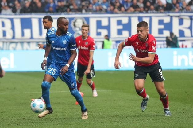 27.10.2024, xgox, Fussball 2. Bundesliga, 1. FC Magdeburg - Hannover 96 emspor, v.l. Silas Gnaka (Magdeburg, 25), Nicolo Tresoldi (Hannover, 9) (DFL DFB REGULATIONS PROHIBIT ANY USE OF PHOTOGRAPHS as IMAGE SEQUENCES and or QUASI-VIDEO) Magdeburg