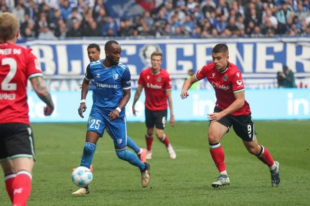 27.10.2024, xgox, Fussball 2. Bundesliga, 1. FC Magdeburg - Hannover 96 emspor, v.l. Silas Gnaka (Magdeburg, 25), Nicolo Tresoldi (Hannover, 9) (DFL DFB REGULATIONS PROHIBIT ANY USE OF PHOTOGRAPHS as IMAGE SEQUENCES and or QUASI-VIDEO) Magdeburg