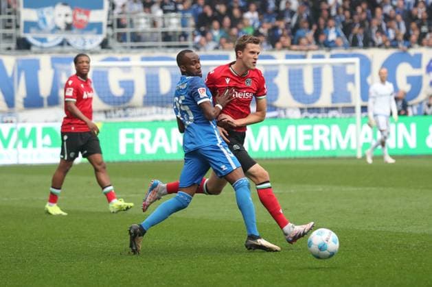 27.10.2024, xgox, Fussball 2. Bundesliga, 1. FC Magdeburg - Hannover 96 emspor, v.l. Silas Gnaka (Magdeburg, 25), Fabian Kunze (Hannover, 6) Zweikampf, Duell, Kampf, tackle (DFL DFB REGULATIONS PROHIBIT ANY USE OF PHOTOGRAPHS as IMAGE SEQUENCES and or QUASI-VIDEO) Magdeburg