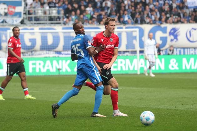 27.10.2024, xgox, Fussball 2. Bundesliga, 1. FC Magdeburg - Hannover 96 emspor, v.l. Silas Gnaka (Magdeburg, 25), Fabian Kunze (Hannover, 6) Zweikampf, Duell, Kampf, tackle (DFL DFB REGULATIONS PROHIBIT ANY USE OF PHOTOGRAPHS as IMAGE SEQUENCES and or QUASI-VIDEO) Magdeburg