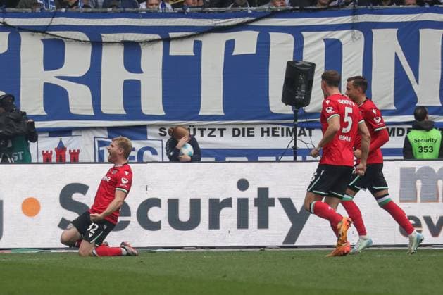 27.10.2024, xgox, Fussball 2. Bundesliga, 1. FC Magdeburg - Hannover 96 emspor, v.l. Andreas Voglsammer (Hannover, 32) Jubel, Torjubel, jubelt ueber das Tor, celebrate the goal, celebration (DFL DFB REGULATIONS PROHIBIT ANY USE OF PHOTOGRAPHS as IMAGE SEQUENCES and or QUASI-VIDEO) Magdeburg