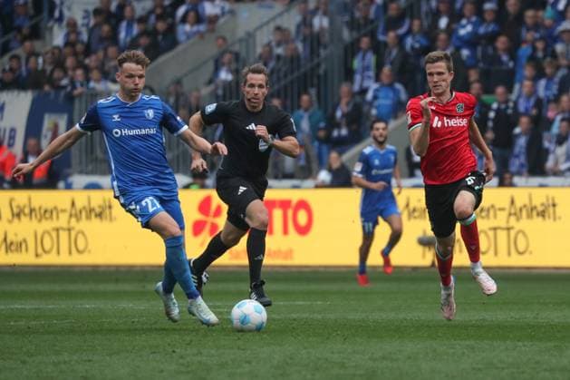 27.10.2024, xgox, Fussball 2. Bundesliga, 1. FC Magdeburg - Hannover 96 emspor, v.l. Philipp Hercher (Magdeburg, 27), Fabian Kunze (Hannover, 6) (DFL DFB REGULATIONS PROHIBIT ANY USE OF PHOTOGRAPHS as IMAGE SEQUENCES and or QUASI-VIDEO) Magdeburg