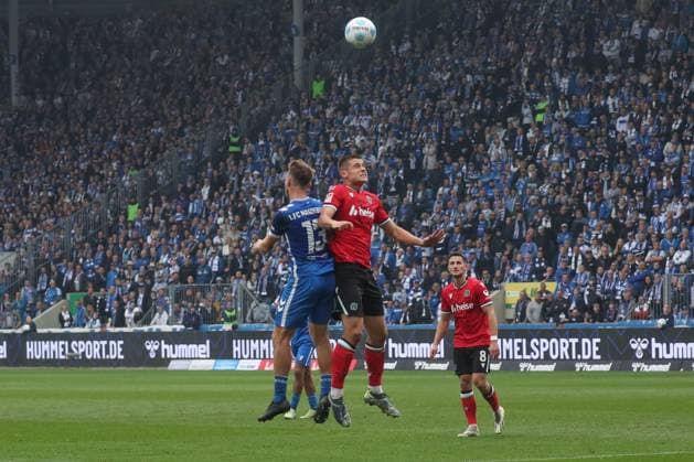 27.10.2024, xgox, Fussball 2. Bundesliga, 1. FC Magdeburg - Hannover 96 emspor, v.l. Connor Krempicki (Magdeburg, 13), Nicolo Tresoldi (Hannover, 9) Zweikampf, Duell, Kampf, tackle (DFL DFB REGULATIONS PROHIBIT ANY USE OF PHOTOGRAPHS as IMAGE SEQUENCES and or QUASI-VIDEO) Magdeburg