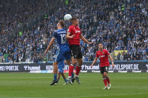 27.10.2024, xgox, Fussball 2. Bundesliga, 1. FC Magdeburg - Hannover 96 emspor, v.l. Connor Krempicki (Magdeburg, 13), Nicolo Tresoldi (Hannover, 9) Zweikampf, Duell, Kampf, tackle (DFL DFB REGULATIONS PROHIBIT ANY USE OF PHOTOGRAPHS as IMAGE SEQUENCES and or QUASI-VIDEO) Magdeburg