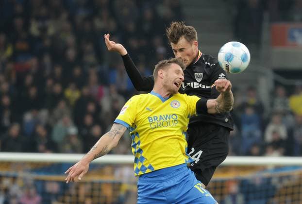 Sebastian Polter (Eintracht Braunschweig), Niko Koulis (Preussen Muenster) Fussball, Herren, Saison 2024 2025 2.BL, Eintracht Stadion, Eintracht Braunschweig gegen Preussen Muenster DFL REGULATIONS PROHIBIT ANY USE OF PHOTOGRAPHS AS IMAGE SEQUENCES AND OR QUASI-VIDEO.