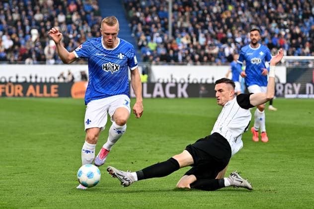 27.10.2024, xfux, Fussball 2.Bundesliga, SV Darmstadt 98 - SSV Ulm 1846, emspor, v.l. Isac Lidberg (SV Darmstadt 98), Niklas Kolbe (SSV Ulm 1846) (DFL DFB REGULATIONS PROHIBIT ANY USE OF PHOTOGRAPHS as IMAGE SEQUENCES and or QUASI-VIDEO) Darmstadt