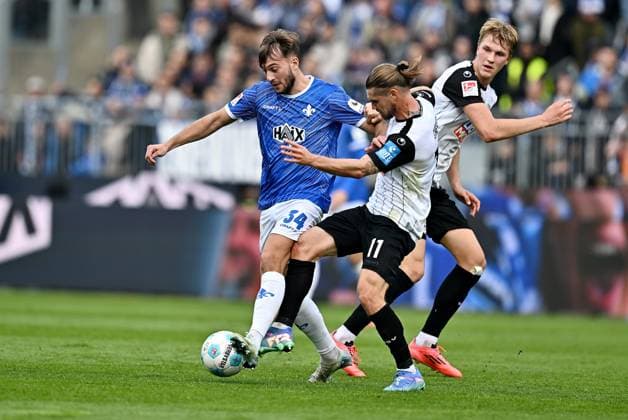 27.10.2024, xfux, Fussball 2.Bundesliga, SV Darmstadt 98 - SSV Ulm 1846, emspor, v.l. Killian Corredor (SV Darmstadt 98), Dennis Chessa (SSV Ulm 1846) (DFL DFB REGULATIONS PROHIBIT ANY USE OF PHOTOGRAPHS as IMAGE SEQUENCES and or QUASI-VIDEO) Darmstadt