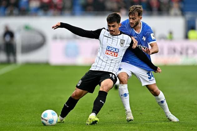27.10.2024, xfux, Fussball 2.Bundesliga, SV Darmstadt 98 - SSV Ulm 1846, emspor, v.l. Aaron Keller (SSV Ulm 1846), Killian Corredor (SV Darmstadt 98) (DFL DFB REGULATIONS PROHIBIT ANY USE OF PHOTOGRAPHS as IMAGE SEQUENCES and or QUASI-VIDEO) Darmstadt
