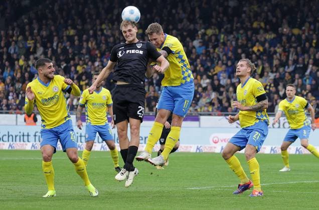 Lukas Frenkert (Preussen Muenster), Sebastian Polter (Eintracht Braunschweig) Fussball, Herren, Saison 2024 2025 2.BL, Eintracht Stadion, Eintracht Braunschweig gegen Preussen Muenster DFL REGULATIONS PROHIBIT ANY USE OF PHOTOGRAPHS AS IMAGE SEQUENCES AND OR QUASI-VIDEO.