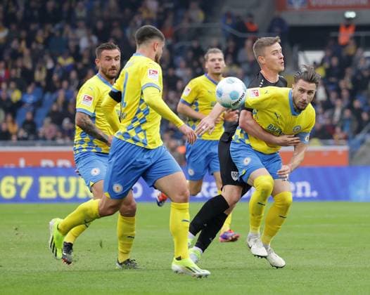 Ermin Bicakcic (Eintracht Braunschweig) im Duell Fussball, Herren, Saison 2024 2025 2.BL, Eintracht Stadion, Eintracht Braunschweig gegen Preussen Muenster DFL REGULATIONS PROHIBIT ANY USE OF PHOTOGRAPHS AS IMAGE SEQUENCES AND OR QUASI-VIDEO.