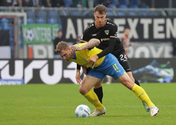 Niko Koulis (Preussen Muenster), Sebastian Polter (Eintracht Braunschweig) Fussball, Herren, Saison 2024 2025 2.BL, Eintracht Stadion, Eintracht Braunschweig gegen Preussen Muenster DFL REGULATIONS PROHIBIT ANY USE OF PHOTOGRAPHS AS IMAGE SEQUENCES AND OR QUASI-VIDEO.