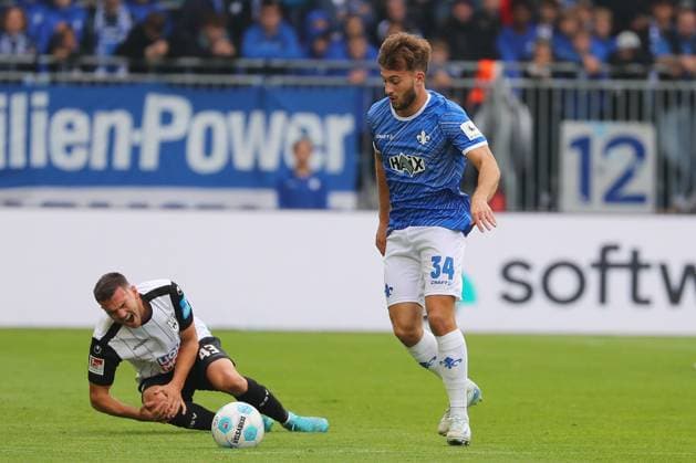 27.10.2024, xtvx, Fussball 2.Bundesliga, SV Darmstadt 98 - SSV Ulm 1846 emspor, v.l. Verletzung Romario Roesch (SSV Ulm 1846) Killian Corredor (SV Darmstadt 98) (DFL DFB REGULATIONS PROHIBIT ANY USE OF PHOTOGRAPHS as IMAGE SEQUENCES and or QUASI-VIDEO) Darmstadt