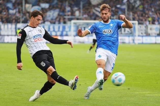 27.10.2024, xtvx, Fussball 2.Bundesliga, SV Darmstadt 98 - SSV Ulm 1846 emspor, v.l. Zweikampf, Duell, duel, tackle, compete Max Brandt (SSV Ulm 1846) Killian Corredor (SV Darmstadt 98) (DFL DFB REGULATIONS PROHIBIT ANY USE OF PHOTOGRAPHS as IMAGE SEQUENCES and or QUASI-VIDEO) Darmstadt