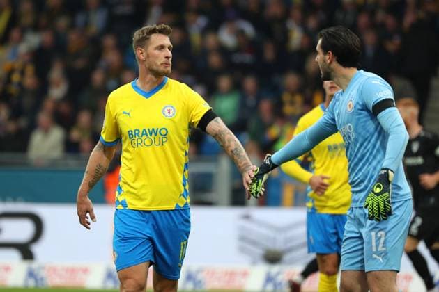 Braunschweig vs. Münster, 2. BL Braunschweig, 27.10.2024, FUßBALL - Eintracht Braunschweig vs. SC Preußen Münster, 2. BL, Saison 2024 25. Sebastian Polter (Eintracht Braunschweig), Torwart Marko Johansson (Eintracht Braunschweig) Braunschweig