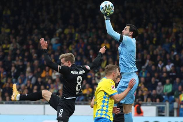 Braunschweig vs. Münster, 2. BL Braunschweig, 27.10.2024, FUßBALL - Eintracht Braunschweig vs. SC Preußen Münster, 2. BL, Saison 2024 25. Joshua Mees (Münster), Torwart Marko Johansson (Eintracht Braunschweig), Paul Jaeckel (Eintracht Braunschweig) Braunschweig