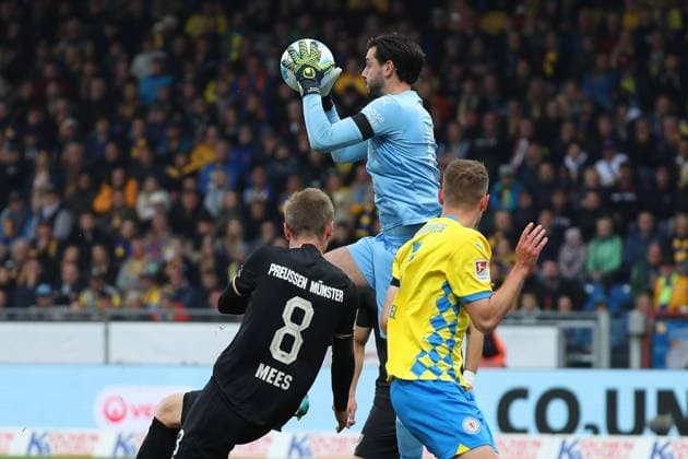 Braunschweig vs. Münster, 2. BL Braunschweig, 27.10.2024, FUßBALL - Eintracht Braunschweig vs. SC Preußen Münster, 2. BL, Saison 2024 25. Joshua Mees (Münster), Torwart Marko Johansson (Eintracht Braunschweig), Paul Jaeckel (Eintracht Braunschweig) Braunschweig