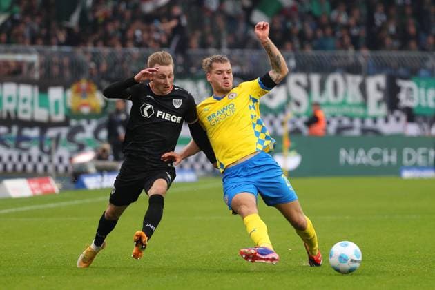 Braunschweig vs. Münster, 2. BL Braunschweig, 27.10.2024, FUßBALL - Eintracht Braunschweig vs. SC Preußen Münster, 2. BL, Saison 2024 25. Joshua Mees (Münster), Kevin Ehlers (Eintracht Braunschweig) Braunschweig