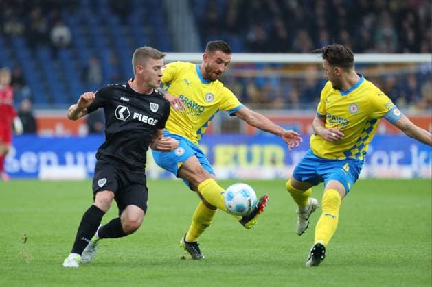 Braunschweig vs. Münster, 2. BL Braunschweig, 27.10.2024, FUßBALL - Eintracht Braunschweig vs. SC Preußen Münster, 2. BL, Saison 2024 25. Jano Ter Horst (Münster), Robin Krauße (Eintracht Braunschweig), Ermin Bicakcic (Eintracht Braunschweig) Braunschweig