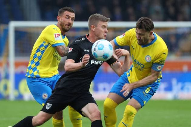 Braunschweig vs. Münster, 2. BL Braunschweig, 27.10.2024, FUßBALL - Eintracht Braunschweig vs. SC Preußen Münster, 2. BL, Saison 2024 25. Robin Krauße (Eintracht Braunschweig), Jano Ter Horst (Münster), Ermin Bicakcic (Eintracht Braunschweig), Braunschweig