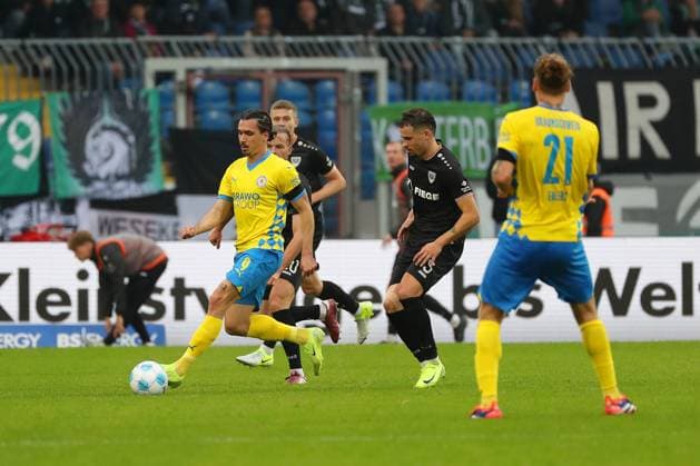 Braunschweig vs. Münster, 2. BL Braunschweig, 27.10.2024, FUßBALL - Eintracht Braunschweig vs. SC Preußen Münster, 2. BL, Saison 2024 25. Rayan Philippe (Eintracht Braunschweig), Yassine Bouchama (Münster) Braunschweig