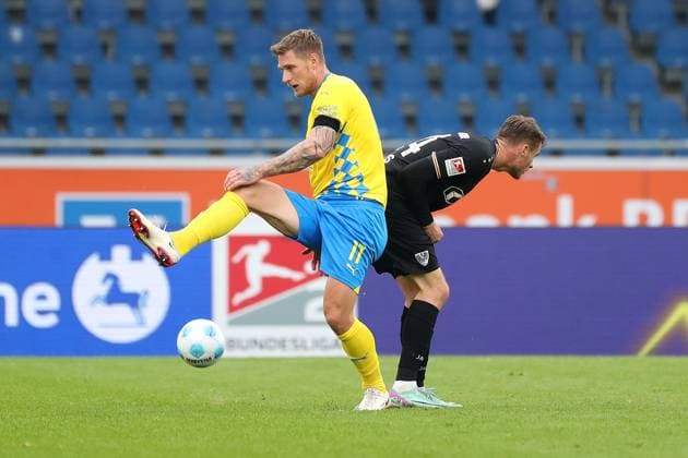 Braunschweig vs. Münster, 2. BL Braunschweig, 27.10.2024, FUßBALL - Eintracht Braunschweig vs. SC Preußen Münster, 2. BL, Saison 2024 25. Sebastian Polter (Eintracht Braunschweig), Niko Koulis (Münster) Braunschweig