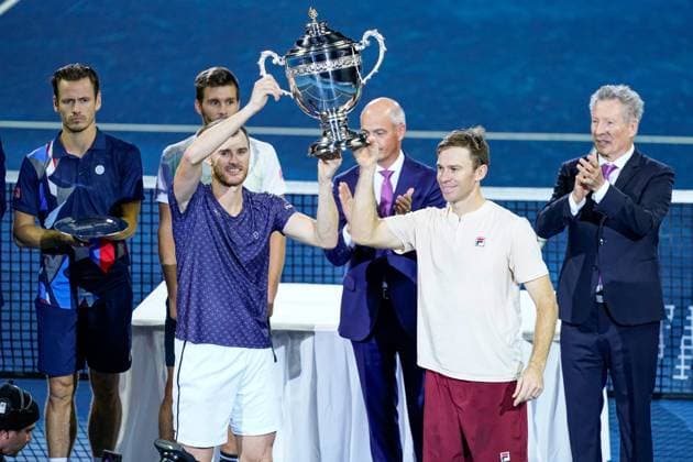 27.10.2024, Basel, St. Jakobshalle, ATP, Tennis Herren Swiss Indoors Basel, Jamie Murray (GBR, left) and John Peers (AUS, right) lifts the winners trophy after their victory during the Mens Doubles Final Basel St. Jakobshalle Basel Switzerland Copyright: xJustPictures.ch DanielaxPorcellix jp-en-DaPo-20241027-_DP18778-2