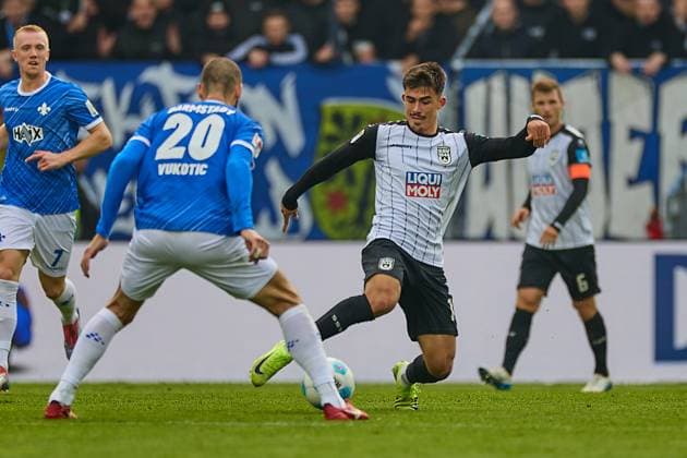 Aaron Keller (SSV Ulm 1846, 16) Im Zweikampf gegen Emir Karic (SV Darmstadt 98, 20) GER, SV Darmstadt 98 gegen SSV Ulm 1846, Fussball, 2. Bundesliga, 10. Spieltag, Spielzeit 2024 2025, 27.10.24. DFL REGULATIONS PROHIBIT ANY USE OF PHOTOGRAPHS AS IMAGE SEQUENCES AND OR QUASI-VIDEO. GER, SV Darmstadt 98 gegen SSV Ulm 1846, Fussball, 2. Bundesliga, 10. Spieltag, Spielzeit 2024 2025, 27.10.24. Darmstadt