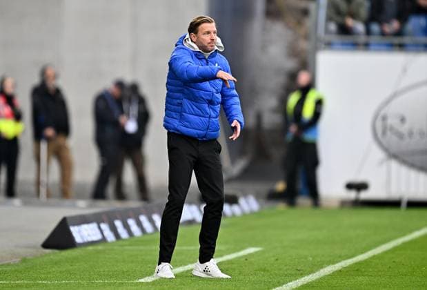 27.10.2024, xfux, Fussball 2.Bundesliga, SV Darmstadt 98 - SSV Ulm 1846, emspor, v.l. Trainer Florian Kohfeldt (SV Darmstadt 98) gibt Anweisungen, gestikuliert, mit den Armen gestikulieren gives instructions, gesticulate, gesticolando. (DFL DFB REGULATIONS PROHIBIT ANY USE OF PHOTOGRAPHS as IMAGE SEQUENCES and or QUASI-VIDEO) Darmstadt
