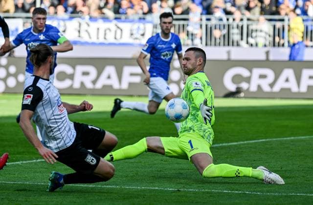 27.10.2024, xfux, Fussball 2.Bundesliga, SV Darmstadt 98 - SSV Ulm 1846, emspor, v.l. Dennis Chessa (SSV Ulm 1846), Marcel Schuhen (SV Darmstadt 98) (DFL DFB REGULATIONS PROHIBIT ANY USE OF PHOTOGRAPHS as IMAGE SEQUENCES and or QUASI-VIDEO) Darmstadt