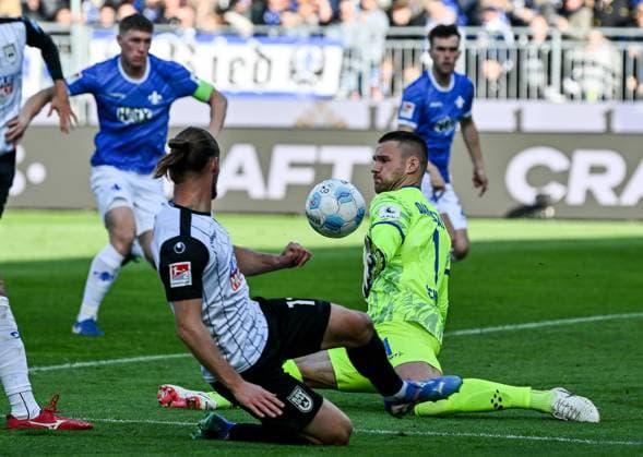 27.10.2024, xfux, Fussball 2.Bundesliga, SV Darmstadt 98 - SSV Ulm 1846, emspor, v.l. Dennis Chessa (SSV Ulm 1846), Marcel Schuhen (SV Darmstadt 98) (DFL DFB REGULATIONS PROHIBIT ANY USE OF PHOTOGRAPHS as IMAGE SEQUENCES and or QUASI-VIDEO) Darmstadt