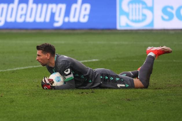 27.10.2024, xgox, Fussball 2. Bundesliga, 1. FC Magdeburg - Hannover 96 emspor, v.l. Ron Robert Zieler (Hannover, 12) Parade, haelt den Ball, faengt den Ball, pariert (DFL DFB REGULATIONS PROHIBIT ANY USE OF PHOTOGRAPHS as IMAGE SEQUENCES and or QUASI-VIDEO) Magdeburg