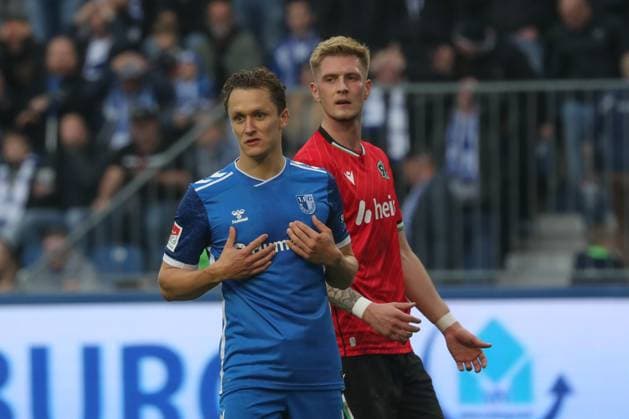 27.10.2024, xgox, Fussball 2. Bundesliga, 1. FC Magdeburg - Hannover 96 emspor, v.l. Martijn Kaars (Magdeburg, 9), Josh Knight (Hannover) (DFL DFB REGULATIONS PROHIBIT ANY USE OF PHOTOGRAPHS as IMAGE SEQUENCES and or QUASI-VIDEO) Magdeburg