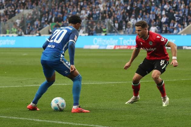 27.10.2024, xgox, Fussball 2. Bundesliga, 1. FC Magdeburg - Hannover 96 emspor, v.l. Xavier Amaechi (Magdeburg, 20), Enzo Leopold (Hannover, 8) (DFL DFB REGULATIONS PROHIBIT ANY USE OF PHOTOGRAPHS as IMAGE SEQUENCES and or QUASI-VIDEO) Magdeburg