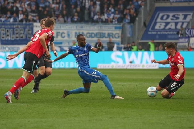 27.10.2024, xgox, Fussball 2. Bundesliga, 1. FC Magdeburg - Hannover 96 emspor, v.l. Silas Gnaka (Magdeburg, 25), Enzo Leopold (Hannover, 8) (DFL DFB REGULATIONS PROHIBIT ANY USE OF PHOTOGRAPHS as IMAGE SEQUENCES and or QUASI-VIDEO) Magdeburg