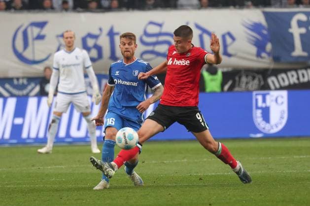 27.10.2024, xgox, Fussball 2. Bundesliga, 1. FC Magdeburg - Hannover 96 emspor, v.l. Marcus Mathisen (Magdeburg, 16), Nicolo Tresoldi (Hannover, 9) Zweikampf, Duell, Kampf, tackle (DFL DFB REGULATIONS PROHIBIT ANY USE OF PHOTOGRAPHS as IMAGE SEQUENCES and or QUASI-VIDEO) Magdeburg