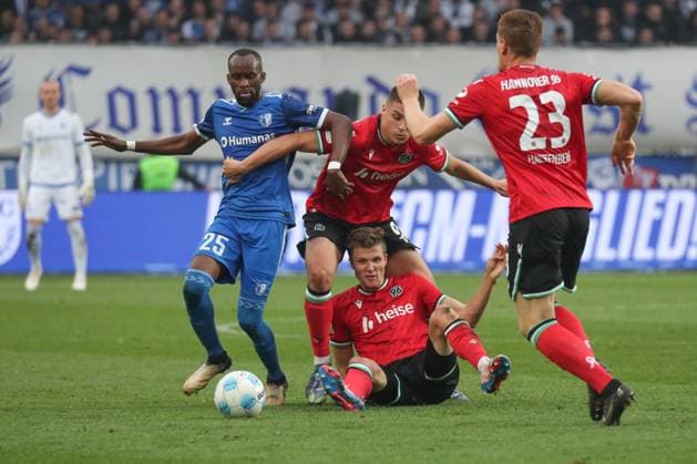 27.10.2024, xgox, Fussball 2. Bundesliga, 1. FC Magdeburg - Hannover 96 emspor, v.l. Silas Gnaka (Magdeburg, 25), Nicolo Tresoldi (Hannover, 9), Fabian Kunze (Hannover, 6) Zweikampf, Duell, Kampf, tackle (DFL DFB REGULATIONS PROHIBIT ANY USE OF PHOTOGRAPHS as IMAGE SEQUENCES and or QUASI-VIDEO) Magdeburg