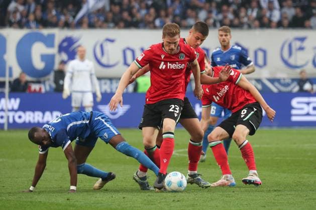 27.10.2024, xgox, Fussball 2. Bundesliga, 1. FC Magdeburg - Hannover 96 emspor, v.l. Silas Gnaka (Magdeburg, 25), Marcel Halstenberg (Hannover, 23), Nicolo Tresoldi (Hannover, 9), Fabian Kunze (Hannover, 6) Zweikampf, Duell, Kampf, tackle (DFL DFB REGULATIONS PROHIBIT ANY USE OF PHOTOGRAPHS as IMAGE SEQUENCES and or QUASI-VIDEO) Magdeburg