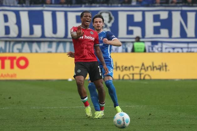 27.10.2024, xgox, Fussball 2. Bundesliga, 1. FC Magdeburg - Hannover 96 emspor, v.l. Jessic Ngankam (Hannover, 7), Jean Hugonet (Magdeburg, 24) Zweikampf, Duell, Kampf, tackle (DFL DFB REGULATIONS PROHIBIT ANY USE OF PHOTOGRAPHS as IMAGE SEQUENCES and or QUASI-VIDEO) Magdeburg