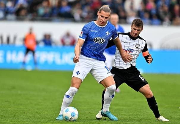 27.10.2024, xfux, Fussball 2.Bundesliga, SV Darmstadt 98 - SSV Ulm 1846, emspor, v.l. Fynn Lakenmacher (SV Darmstadt 98) zautz, Thomas Geyer (SSV Ulm 1846) (DFL DFB REGULATIONS PROHIBIT ANY USE OF PHOTOGRAPHS as IMAGE SEQUENCES and or QUASI-VIDEO) Darmstadt