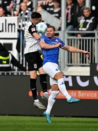 27.10.2024, xfux, Fussball 2.Bundesliga, SV Darmstadt 98 - SSV Ulm 1846, emspor, v.l. Niklas Kolbe (SSV Ulm 1846), Fynn Lakenmacher (SV Darmstadt 98) zautz Kopfball, Kopfballduell (DFL DFB REGULATIONS PROHIBIT ANY USE OF PHOTOGRAPHS as IMAGE SEQUENCES and or QUASI-VIDEO) Darmstadt