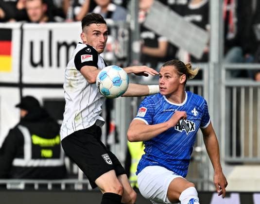27.10.2024, xfux, Fussball 2.Bundesliga, SV Darmstadt 98 - SSV Ulm 1846, emspor, v.l. Niklas Kolbe (SSV Ulm 1846), Fynn Lakenmacher (SV Darmstadt 98) zautz Kopfball, Kopfballduell (DFL DFB REGULATIONS PROHIBIT ANY USE OF PHOTOGRAPHS as IMAGE SEQUENCES and or QUASI-VIDEO) Darmstadt
