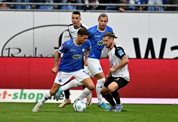 27.10.2024, xfux, Fussball 2.Bundesliga, SV Darmstadt 98 - SSV Ulm 1846, emspor, v.l. Tobias Kempe (SV Darmstadt 98), Dennis Chessa (SSV Ulm 1846) (DFL DFB REGULATIONS PROHIBIT ANY USE OF PHOTOGRAPHS as IMAGE SEQUENCES and or QUASI-VIDEO) Darmstadt