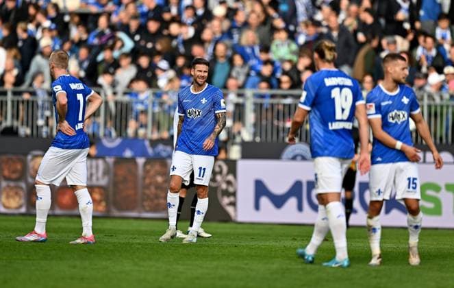 27.10.2024, xfux, Fussball 2.Bundesliga, SV Darmstadt 98 - SSV Ulm 1846, emspor, v.l. Isac Lidberg (SV Darmstadt 98), Tobias Kempe (SV Darmstadt 98), Fynn Lakenmacher (SV Darmstadt 98) zautz, Fabian Nürnberger Nuernberger (SV Darmstadt 98) enttaeuscht, enttaeuscht schauend, dissapointed (DFL DFB REGULATIONS PROHIBIT ANY USE OF PHOTOGRAPHS as IMAGE SEQUENCES and or QUASI-VIDEO) Darmstadt