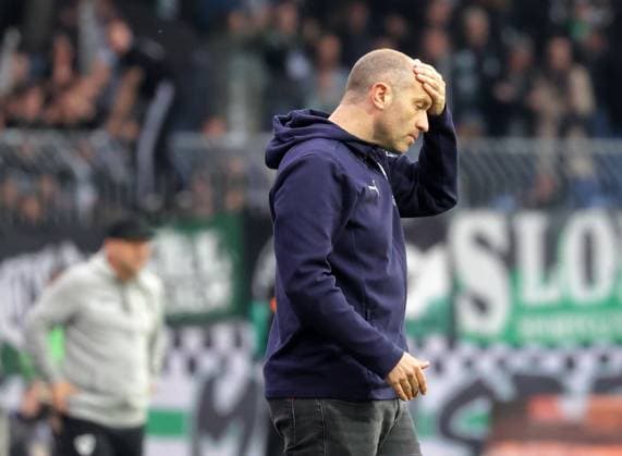 Cheftrainer Daniel Scherning (Eintracht Braunschweig) enttaeuscht, nur unentschieden Fussball, Herren, Saison 2024 2025 2.BL, Eintracht Stadion, Eintracht Braunschweig gegen Preussen Muenster, 1-1 DFL REGULATIONS PROHIBIT ANY USE OF PHOTOGRAPHS AS IMAGE SEQUENCES AND OR QUASI-VIDEO.