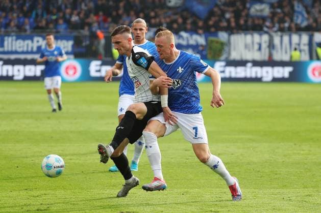 27.10.2024, xtvx, Fussball 2.Bundesliga, SV Darmstadt 98 - SSV Ulm 1846 emspor, v.l. Zweikampf, Duell, duel, tackle, compete Niklas Kolbe (SSV Ulm 1846) Isac Lidberg (SV Darmstadt 98) (DFL DFB REGULATIONS PROHIBIT ANY USE OF PHOTOGRAPHS as IMAGE SEQUENCES and or QUASI-VIDEO) Darmstadt
