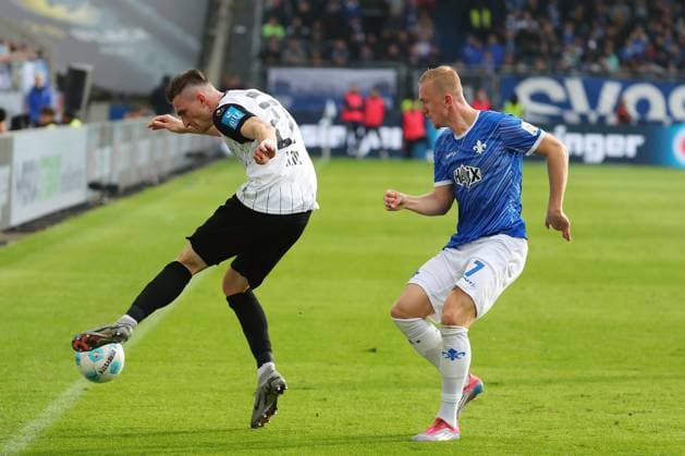 27.10.2024, xtvx, Fussball 2.Bundesliga, SV Darmstadt 98 - SSV Ulm 1846 emspor, v.l. Zweikampf, Duell, duel, tackle, compete Niklas Kolbe (SSV Ulm 1846) Isac Lidberg (SV Darmstadt 98) (DFL DFB REGULATIONS PROHIBIT ANY USE OF PHOTOGRAPHS as IMAGE SEQUENCES and or QUASI-VIDEO) Darmstadt